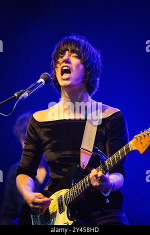 SHARON VAN ETTEN, GIOVANE UOMO VERDE FESTIVAL 2014: Un giovane Sharon Van Etten che suona un tour dal vivo sul Mountain Stage al Green Man Festival 2014 a Glanusk Park, Brecon, Galles, agosto 2014. Foto: Rob Watkins. INFO: Sharon Van Etten è una cantautrice statunitense nota per la sua voce emotiva e i testi profondamente personali. Mescolando indie rock, folk ed influenze elettroniche, la sua musica esplora temi di amore, cuore e guarigione, creando un'introspettiva grezza, e una potente esperienza emotiva. Foto Stock