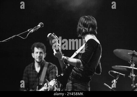 SHARON VAN ETTEN, GIOVANE UOMO VERDE FESTIVAL 2014: Un giovane Sharon Van Etten che suona un tour dal vivo sul Mountain Stage al Green Man Festival 2014 a Glanusk Park, Brecon, Galles, agosto 2014. Foto: Rob Watkins. INFO: Sharon Van Etten è una cantautrice statunitense nota per la sua voce emotiva e i testi profondamente personali. Mescolando indie rock, folk ed influenze elettroniche, la sua musica esplora temi di amore, cuore e guarigione, creando un'introspettiva grezza, e una potente esperienza emotiva. Foto Stock