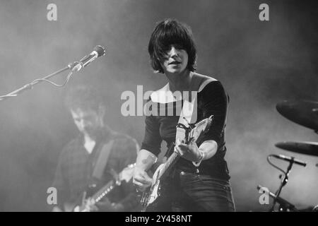 SHARON VAN ETTEN, GIOVANE UOMO VERDE FESTIVAL 2014: Un giovane Sharon Van Etten che suona un tour dal vivo sul Mountain Stage al Green Man Festival 2014 a Glanusk Park, Brecon, Galles, agosto 2014. Foto: Rob Watkins. INFO: Sharon Van Etten è una cantautrice statunitense nota per la sua voce emotiva e i testi profondamente personali. Mescolando indie rock, folk ed influenze elettroniche, la sua musica esplora temi di amore, cuore e guarigione, creando un'introspettiva grezza, e una potente esperienza emotiva. Foto Stock