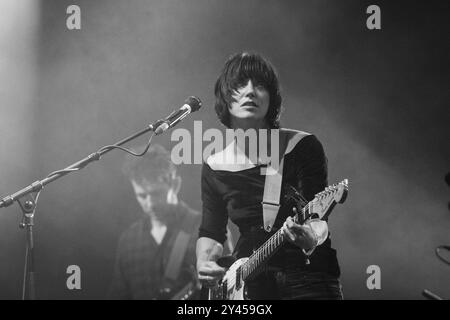 SHARON VAN ETTEN, GIOVANE UOMO VERDE FESTIVAL 2014: Un giovane Sharon Van Etten che suona un tour dal vivo sul Mountain Stage al Green Man Festival 2014 a Glanusk Park, Brecon, Galles, agosto 2014. Foto: Rob Watkins. INFO: Sharon Van Etten è una cantautrice statunitense nota per la sua voce emotiva e i testi profondamente personali. Mescolando indie rock, folk ed influenze elettroniche, la sua musica esplora temi di amore, cuore e guarigione, creando un'introspettiva grezza, e una potente esperienza emotiva. Foto Stock