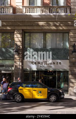 Barcellona, Spagna - 15 settembre 2024: Un taxi parcheggiato si trova di fronte al ristorante Centonze sulla Rambla, offrendo un'istantanea della vita quotidiana a Vibran Foto Stock