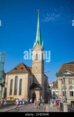 La chiesa protestante di Fraumünster con il suo alto campanile e il grande orologio visto da Munsterbrucke, o Ponte Munster nella città vecchia di Zurigo, Svizzero Foto Stock