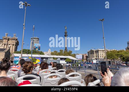 Barcellona, Spagna - 15 settembre 2024: Monumento a Colombo catturato da un catamarano con il pittoresco skyline di Barcellona che offre un bellissimo sfondo Foto Stock