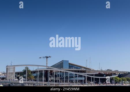 Barcellona, Spagna - 15 settembre 2024: Foto panoramica del centro commerciale Maremagnum visto dal mare, che mostra la sua struttura contemporanea e la sua qualità Foto Stock