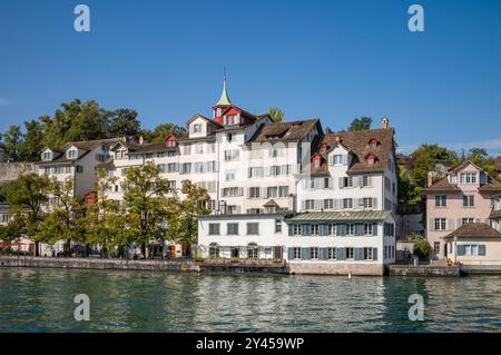 Edifici storici a più piani che costeggiano le rive del fiume Limmat nel centro di Zurigo, Svizzera. Foto Stock