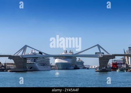 Barcellona, Spagna - 15 settembre 2024: Una vista accattivante di diverse grandi navi da crociera ancorate al trafficato porto di Barcellona, incorniciate da un cielo blu brillante Foto Stock