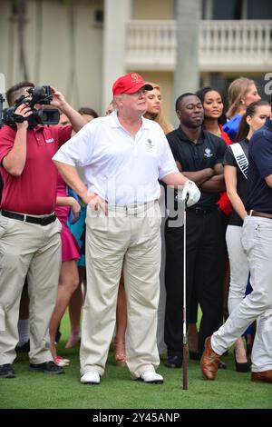 Doral, Stati Uniti. 12 gennaio 2015. DORAL, FL - 12 GENNAIO: Donald J. Trump partecipa all'apertura del Red Tiger Golf Course al Trump National Doral il 12 gennaio 2015 a Doral, Florida. Le autorità hanno detto domenica 15 settembre 2024, i servizi segreti hanno arrestato un pistolero di 58 anni Ryan Wesley Routh che voleva assassinare l'ex presidente con un fucile in stile assalto al Trump National Golf Course a West Palm Beach, Florida. (Foto di JL/Sipa USA) credito: SIPA USA/Alamy Live News Foto Stock