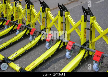 Barriere di sicurezza metalliche posizionate in una strada cittadina durante il Toronto International Film Festival (TIFF). Foto Stock