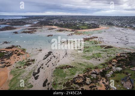 Vista aerea del paesaggio costiero e del villaggio costiero lungo la Costa Rosa Granita, Bretagna, Francia Foto Stock