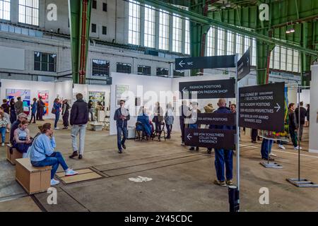 POSIZIONI , Berlin Art Week , Positions Kunstmesse, Hangar 67 , 111 Gallerien aus 24 Laendern, zeitgenoessische und moderner Kunst, Berlin-Tempelhof, POSITIONS Berlin Art Fair Positions , Berlin Art Week , Positions Kunstmesse, Hangar 67 , 111 Gallerien aus 24 Laendern, zeitgenoessische und moderner Kunst, Berlin-Tempelhof, POSITIONS Berlin Art Fair *** POSITIONS, Berlin Art Fair, 111, Tempelhof Positions Berlin Art Fair POSITIONS , Berlin Art Week , Positions Art Fair, Hangar 6 7 , 111 gallerie Foto Stock