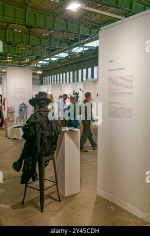 POSIZIONI , Berlin Art Week , Positions Kunstmesse, Hangar 67 , 111 Gallerien aus 24 Laendern, zeitgenoessische und moderner Kunst, Berlin-Tempelhof, POSITIONS Berlin Art Fair Positions , Berlin Art Week , Positions Kunstmesse, Hangar 67 , 111 Gallerien aus 24 Laendern, zeitgenoessische und moderner Kunst, Esther Perbandt, Modedesignerin, 111 Berlin-Tempelhof, Berlin-Tempelhof, positions, Berlin posizioni Berlin Art Fair POSIZIONI , Berlin Art Week , posizioni AR Foto Stock