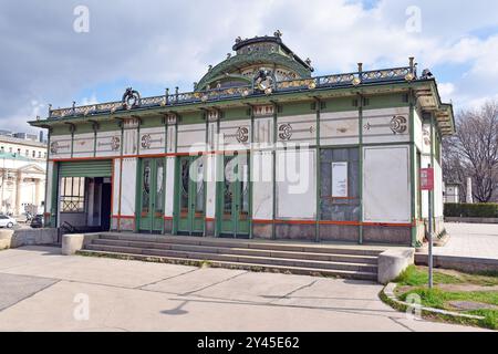 Uno dei due padiglioni Stadtbahn della stazione della U-Bahn di Karlsplatz, costruito nel 1900, ora riutilizzato come caffetteria e museo del loro architetto, otto Wagner Foto Stock