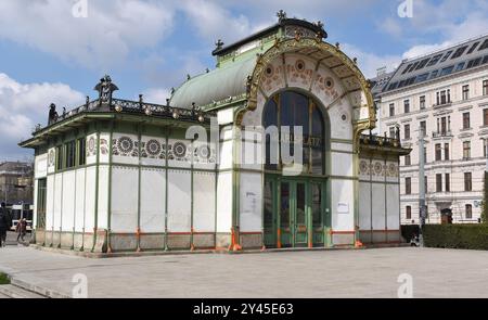 Uno dei due padiglioni Stadtbahn della stazione della U-Bahn di Karlsplatz, costruito nel 1900, ora riutilizzato come caffetteria e museo del loro architetto, otto Wagner Foto Stock