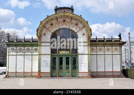 Uno dei due padiglioni Stadtbahn della stazione della U-Bahn di Karlsplatz, costruito nel 1900, ora riutilizzato come caffetteria e museo del loro architetto, otto Wagner Foto Stock