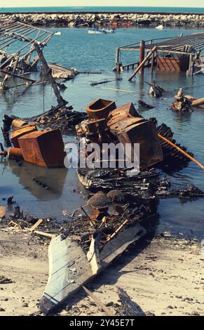 Prima guerra del Golfo: 8 marzo 1991 bruciato dall'esercito iracheno in fuga, la flotta di dhow distrutta del Kuwait raddoppia il vecchio porto delle navi a Kuwait City. Le barche da pesca in legno sono il simbolo nazionale del Kuwait. Foto Stock