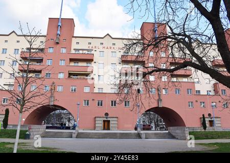 Il Karl-Marx-Hof , a Gemeindebau, edificio residenziale pubblico, situato a Heiligenstadt, a Vienna, Austria, costruito nel 1927-33, architetto Karl EHN, Foto Stock