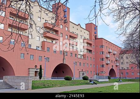 Il Karl-Marx-Hof , a Gemeindebau, edificio residenziale pubblico, situato a Heiligenstadt, a Vienna, Austria, costruito nel 1927-33, architetto Karl EHN, Foto Stock