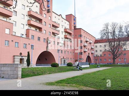 Il Karl-Marx-Hof , a Gemeindebau, edificio residenziale pubblico, situato a Heiligenstadt, a Vienna, Austria, costruito nel 1927-33, architetto Karl EHN, Foto Stock