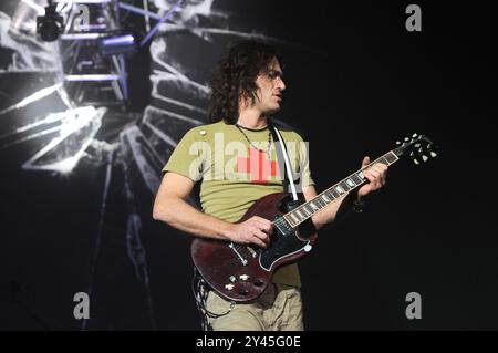 Milano Italia 11/02/2012: Drigo (Enrico salvi) chitarrista della Negrita, rock band italiana, durante il concerto dal vivo al Forum Assago Foto Stock