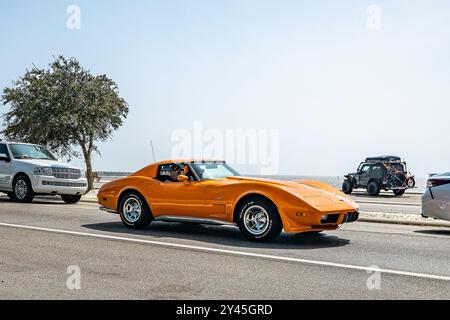 Gulfport, MS - 4 ottobre 2023: Vista ad angolo anteriore grandangolare di una Chevrolet Corvette Coupe 1977 in una mostra automobilistica locale. Foto Stock