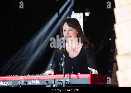 LAURA GROVES, CONCERTO, GREEN MAN FESTIVAL 2014: Laura Groves suona dal vivo sul Walled Garden Stage al Green Man Festival 2014 al Glanusk Park, Brecon, Galles, agosto 2014. Foto: Rob Watkins. INFO: Laura Groves è una cantautrice britannica nota per la sua eterea miscela di musica indie pop, folk ed elettronica. Con le sue delicate voci e i suoi testi introspettivi, crea un suono onirico e atmosferico che esplora temi di riflessione personale e profondità emotiva. Foto Stock