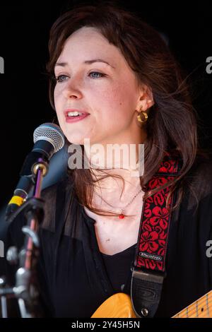 LAURA GROVES, CONCERTO, GREEN MAN FESTIVAL 2014: Laura Groves suona dal vivo sul Walled Garden Stage al Green Man Festival 2014 al Glanusk Park, Brecon, Galles, agosto 2014. Foto: Rob Watkins. INFO: Laura Groves è una cantautrice britannica nota per la sua eterea miscela di musica indie pop, folk ed elettronica. Con le sue delicate voci e i suoi testi introspettivi, crea un suono onirico e atmosferico che esplora temi di riflessione personale e profondità emotiva. Foto Stock