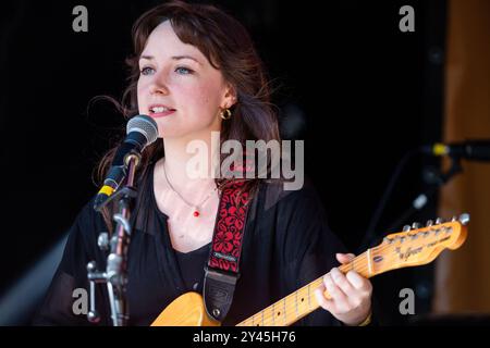 LAURA GROVES, CONCERTO, GREEN MAN FESTIVAL 2014: Laura Groves suona dal vivo sul Walled Garden Stage al Green Man Festival 2014 al Glanusk Park, Brecon, Galles, agosto 2014. Foto: Rob Watkins. INFO: Laura Groves è una cantautrice britannica nota per la sua eterea miscela di musica indie pop, folk ed elettronica. Con le sue delicate voci e i suoi testi introspettivi, crea un suono onirico e atmosferico che esplora temi di riflessione personale e profondità emotiva. Foto Stock