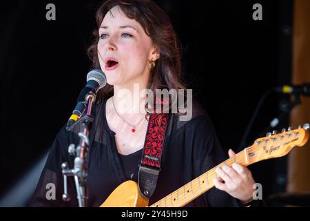 LAURA GROVES, CONCERTO, GREEN MAN FESTIVAL 2014: Laura Groves suona dal vivo sul Walled Garden Stage al Green Man Festival 2014 al Glanusk Park, Brecon, Galles, agosto 2014. Foto: Rob Watkins. INFO: Laura Groves è una cantautrice britannica nota per la sua eterea miscela di musica indie pop, folk ed elettronica. Con le sue delicate voci e i suoi testi introspettivi, crea un suono onirico e atmosferico che esplora temi di riflessione personale e profondità emotiva. Foto Stock