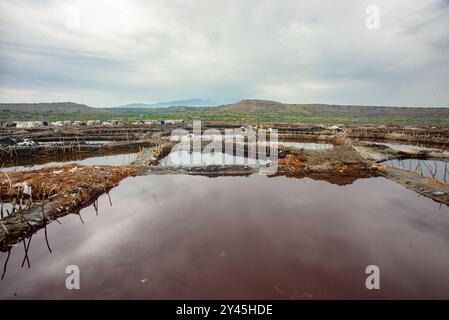 Lago Katwe nel Queen Elizabeth Ntional Park Uganda. Da tempo imemoriale, la gente del posto ha scavato il sale nel lago cratere. Da considerare Foto Stock