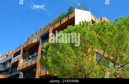 Un moderno blocco di appartamenti di media altezza a Nova Gorica, Slovenia. Costruito all'inizio del XXI secolo. Architettura contemporanea ed eco-consapevole con materiali moderni Foto Stock