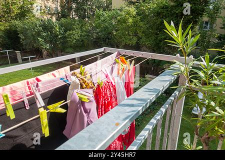 Lavanderia lavata appendiabiti linea Clothesline, asciugatura su piccolo balcone Praga Repubblica Ceca Europa Foto Stock