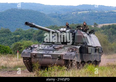 Idar-Oberstein Boris Pistorius besucht die Artillerieschule der Bundeswehr in Idar-Oberstein, 16.09.2024 Soldaten fahren mit einer Panzerhaubitze 2000 durch Gelände. Boris Pistorius Verteidigungsminister besucht die Artillerieschule der Bundeswehr a Idar-Oberstein, 16.09.2024 *** Idar Oberstein Boris Pistorius visita la scuola di artiglieria della Bundeswehr a Idar Oberstein, 16 09 2024 soldati guidano attraverso il terreno con un obice semovente del 2000 Boris Pistorius Ministro della difesa visita la scuola di artiglieria della Bundeswehr a Idar Oberstein, 2024 Copyright Foto Stock