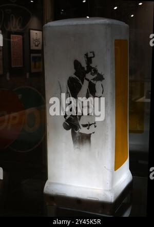 foto del fotografo del ratto banksy sul bollard del traffico Foto Stock