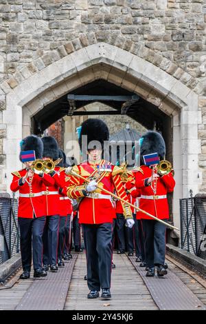 Londra, Regno Unito. 16 settembre 2024. La banda delle guardie irlandesi fornì supporto musicale - il Royal Regiment of Fusiliers marciava attraverso la City di Londra esercitando la loro libertà della città e per celebrare il centenario del privilegio conferito al reggimento - permette loro di esercitare il suo diritto di marciare con tamburi battenti, colori volanti e baionette fissate in una parata dalla Torre di Londra alla Guildhall. Crediti: Guy Bell/Alamy Live News Foto Stock