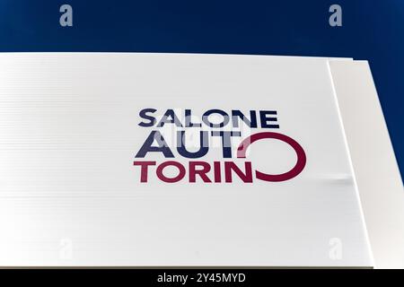 Poster del Salone dell'automobile di Torino, tutte le supercar dal design più alto in esposizione, molti modelli con progetti innovativi e prestazioni avanzate. news event, torino, Foto Stock