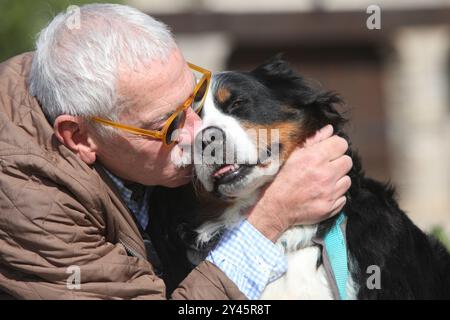 ritratto di un uomo anziano legato al suo cane all'aperto Foto Stock