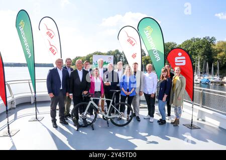 Pressekonferenz Sparkassen Münsterland giro. Im Jahr 2024 verbindet das Profi Rennen Haltern am SEE mit Münster. Gruppenbild der Beteiligten. V.l.n.r. Klaus Richter, Vorstandsvorsitzender Sparkasse Münsterland Ost Dr. Christian Schulze Pellengahr, Landrat Kreis Coesfeld Heinrich-Georg Krumme, Vorstandsvorsitzender Sparkasse Westmünsterland Andreas Stegemann, Bürgermeister Haltern am SEE Maren Danigel, Bereichsleiterin Unternehmensstrategie Dr Hörster Oberbürgermeister Münster Münsterland Foto Stock