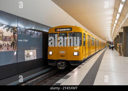 Germania Berlino 15 settembre 2024. Il treno giallo è parcheggiato alla stazione. Vecchio treno giallo della U-Bahn di Berlino. Foto Stock