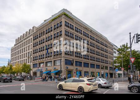 Germania Berlino 15 settembre 2024. Grande edificio nel centro di Berlino. L'edificio è circondato da auto e persone. Foto Stock