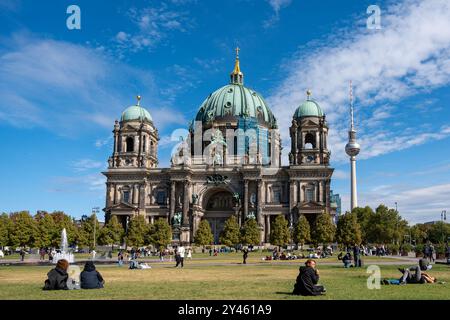 Germania Berlino 15 settembre 2024. Una grande chiesa con una cupola in cima e un'alta torre. La gente è seduta sull'erba di fronte alla chiesa Foto Stock