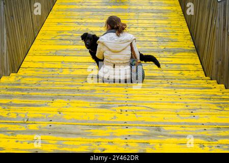 Ragazza seduta sulle scale del lungomare giovane, ragazza belga seduta sulle scale del lungomare con il suo cane. Rotterdam, Paesi Bassi. MRYES Rotterdam Luchtsingel Zuid-Holland Nederland Copyright: XGuidoxKoppesxPhotox Foto Stock