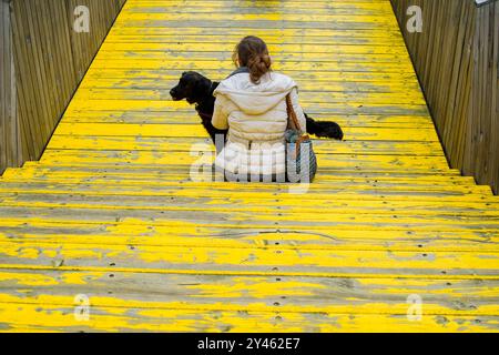 Ragazza seduta sulle scale del lungomare giovane, ragazza belga seduta sulle scale del lungomare con il suo cane. Rotterdam, Paesi Bassi. MRYES Rotterdam Luchtsingel Zuid-Holland Nederland Copyright: XGuidoxKoppesxPhotox Foto Stock