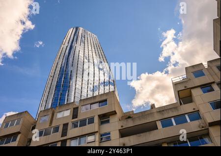 Londra, Regno Unito. Un Blackfriars (The Vase / The Boomerang) al No. 1 Blackfriars Road a Bankside, torre di 50 piani alta 166,3 m (546 piedi) Foto Stock