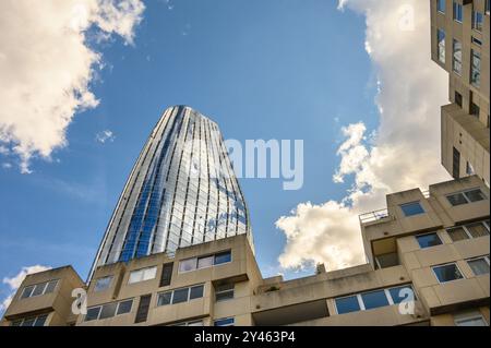 Londra, Regno Unito. Un Blackfriars (The Vase / The Boomerang) al No. 1 Blackfriars Road a Bankside, torre di 50 piani alta 166,3 m (546 piedi) Foto Stock