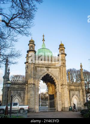 Brighton, Regno Unito, 5 gennaio 2022. Foto verticale di un cancello al Brighton Royal Pavilion prima del tramonto. Foto Stock