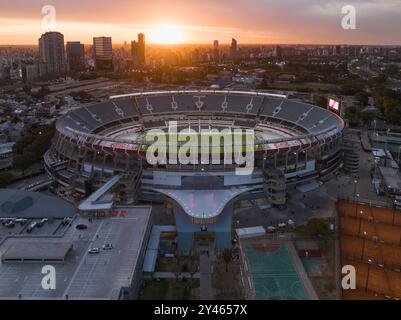 Vista aerea dello stadio della squadra di calcio River Plate al tramonto. La città di Buenos Aires sullo sfondo. Foto Stock