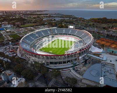 Vista aerea dello stadio della squadra di calcio River Plate al tramonto. La città di Buenos Aires sullo sfondo. Foto Stock