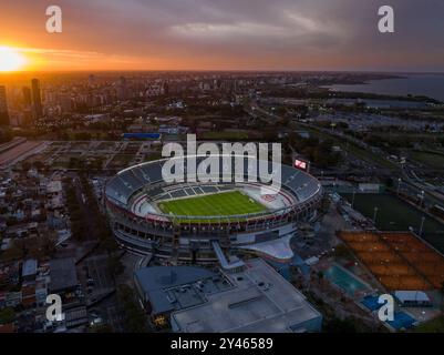 Vista aerea dello stadio della squadra di calcio River Plate al tramonto. La città di Buenos Aires sullo sfondo. Foto Stock