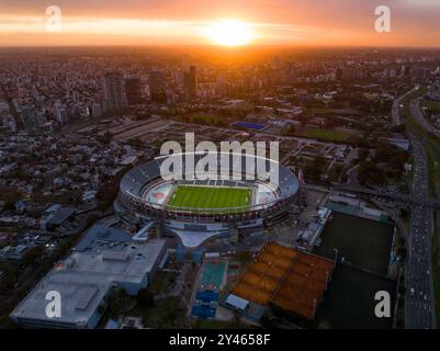 Vista aerea dello stadio della squadra di calcio River Plate al tramonto. La città di Buenos Aires sullo sfondo. Foto Stock