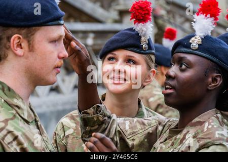 Londra, Regno Unito. 16 settembre 2024. I cadetti apportano le modifiche finali prima della parata - il Royal Regiment of Fusiliers marciano attraverso la City di Londra esercitando la loro libertà della città e per celebrare il centenario del privilegio conferito al reggimento - permette loro di esercitare il suo diritto di marciare con tamburi battenti, colori volanti e baionette fissate in una parata dalla Torre di Londra alla Guildhall. Era comandata dal tenente colonnello James Fern, First Fusiliers, e comprendeva oltre 400 militari in servizio e in pensione con contingenti del primo e quinto fucilieri, Fusilier Army Cadets e Regi Foto Stock